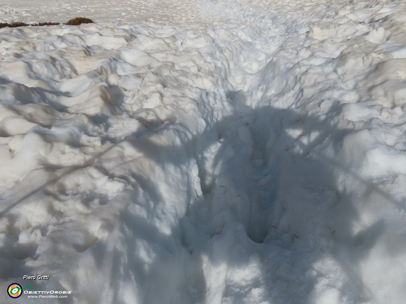 62 Scendiamo con attenzione su pendio ripido con neve molle, scivolosa e con affondi .JPG